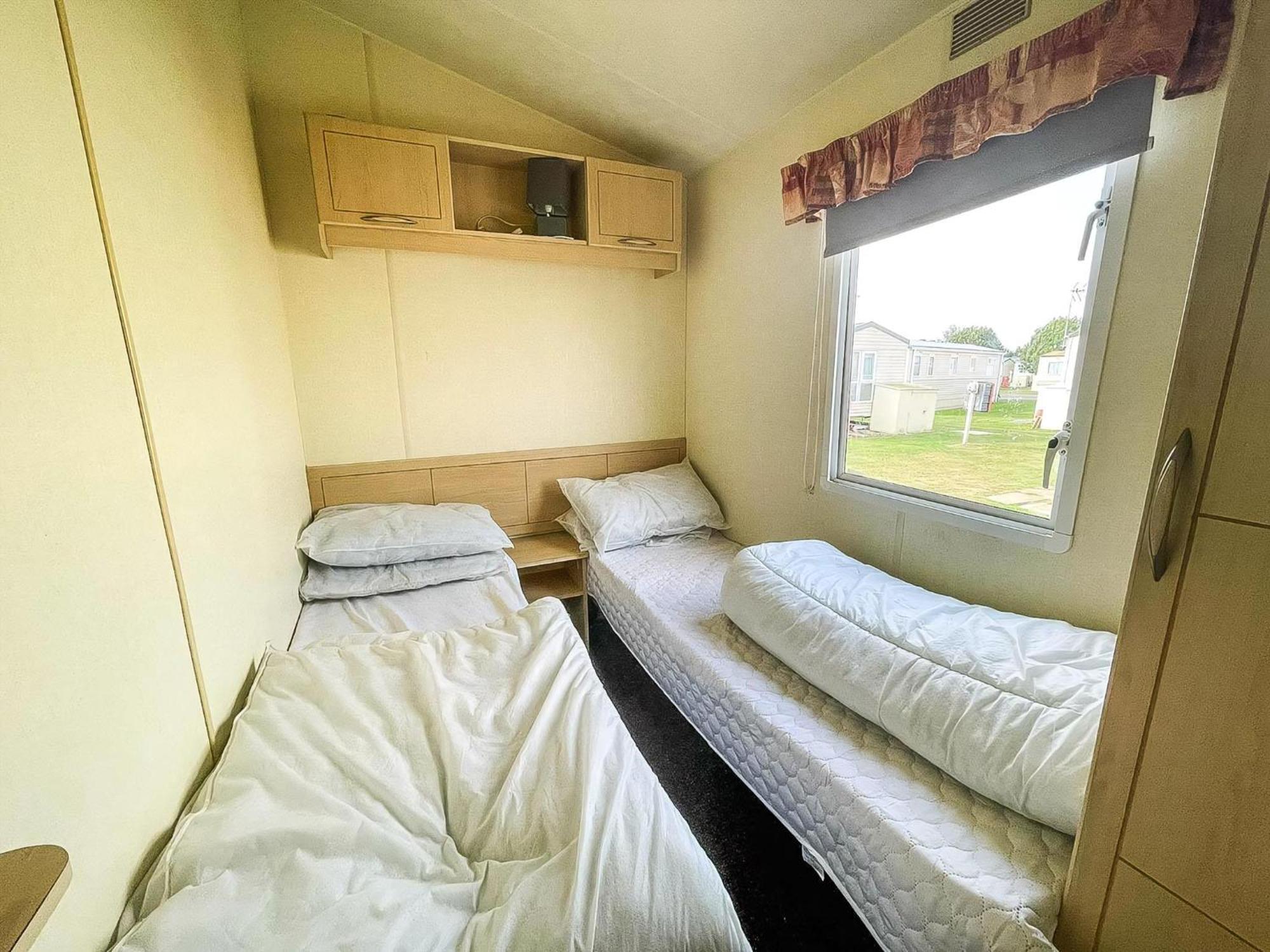Caravan For Hire At St Osyth Beach Holiday Park In Essex Ref 28107Y Клактон-он-Сі Екстер'єр фото